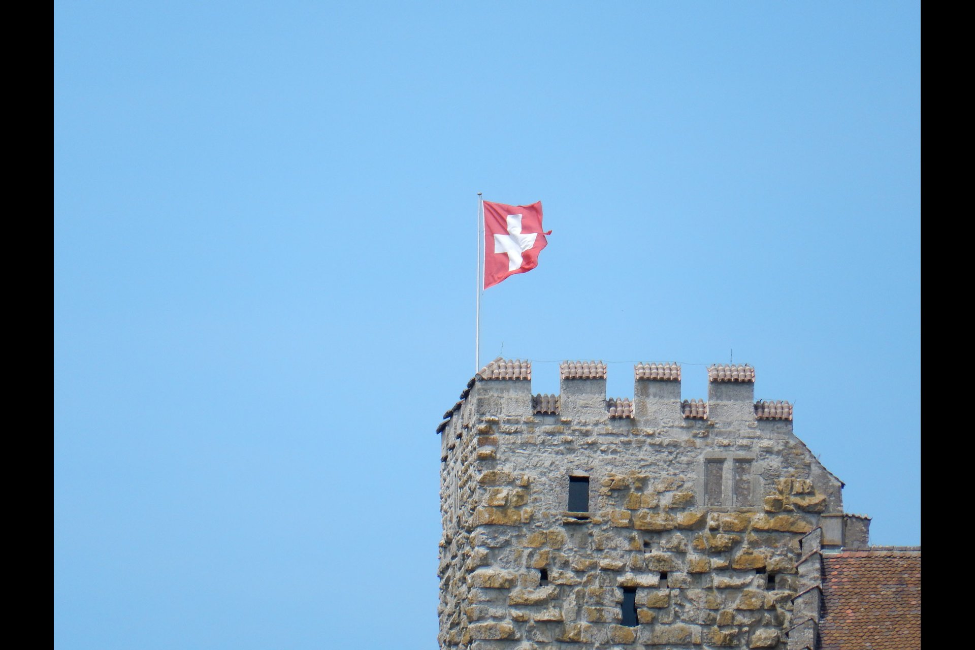 Nikon Coolpix S9700 : 30x Zoom auf die Schweizerfahne auf dem Schloss